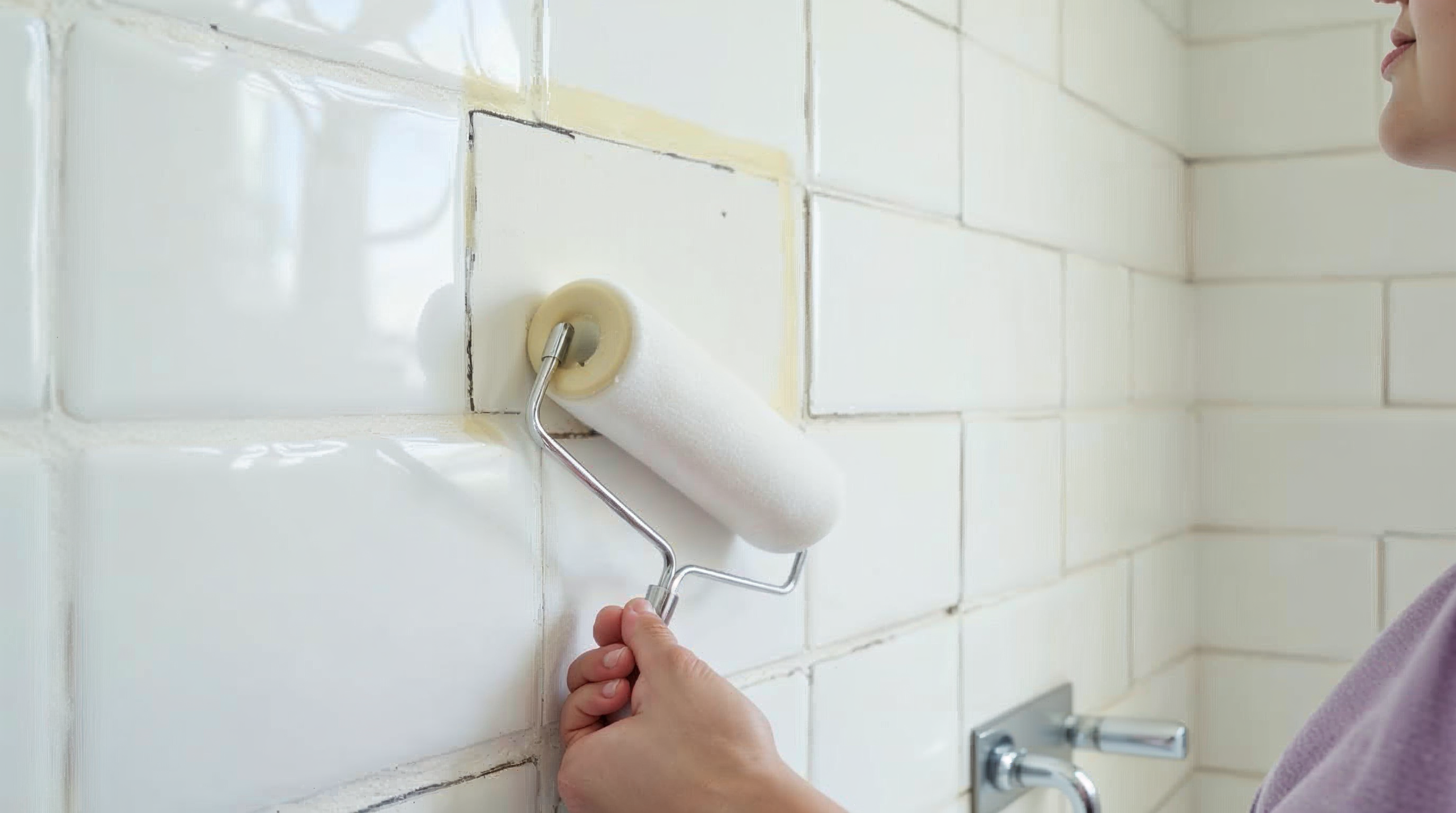 Male Fliser i Badeværelse: Komplet Guide til Flisemaling 2025